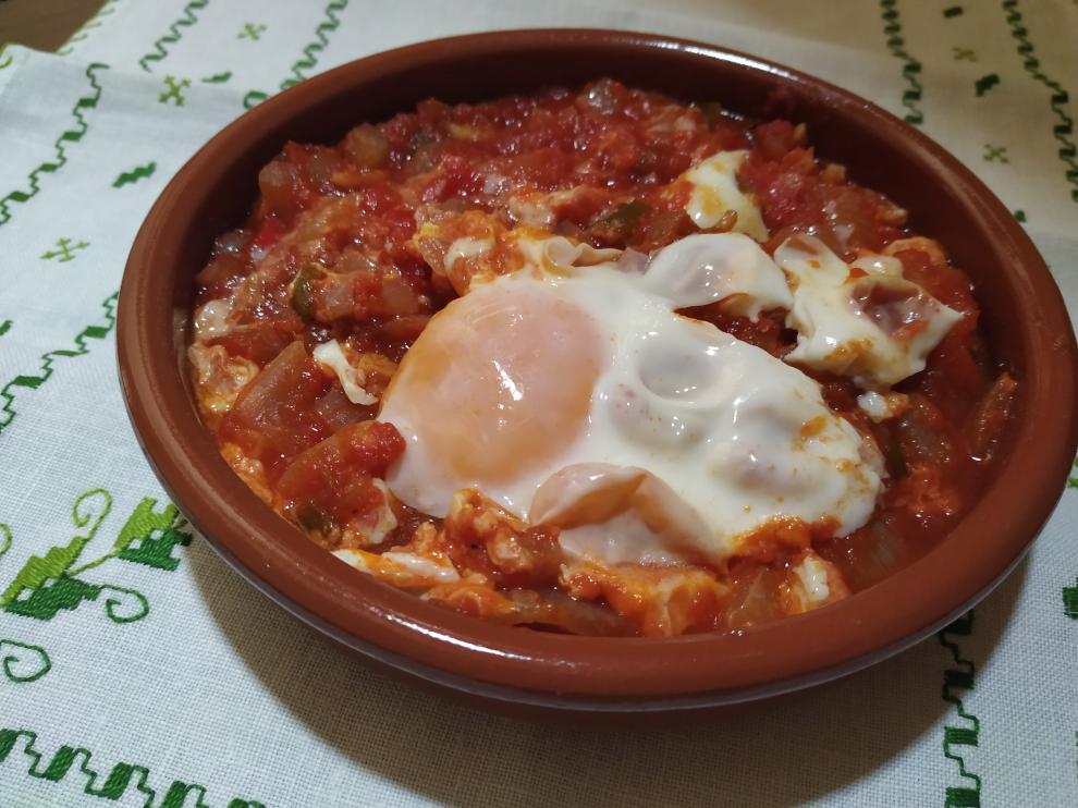 Huevos entomatados