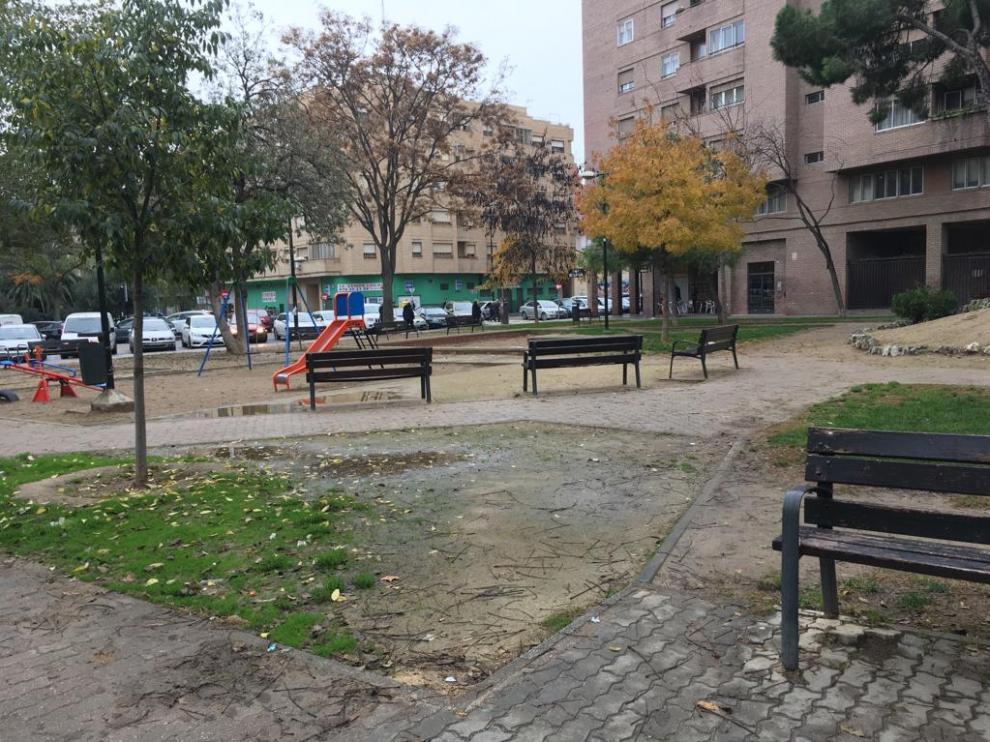 La plaza Reina Sofía, en el barrio de San José de Zaragoza, es una de las zonas verdes peor conservadas del barrio, según la asociación vecinal.