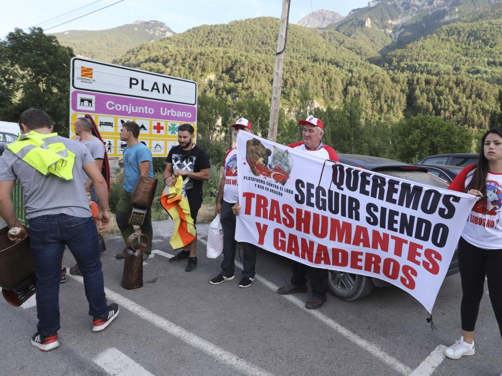 Protesta de los ganaderos de Sobrarbe durante la visita del consejero Olona a Plan la semana pasada.