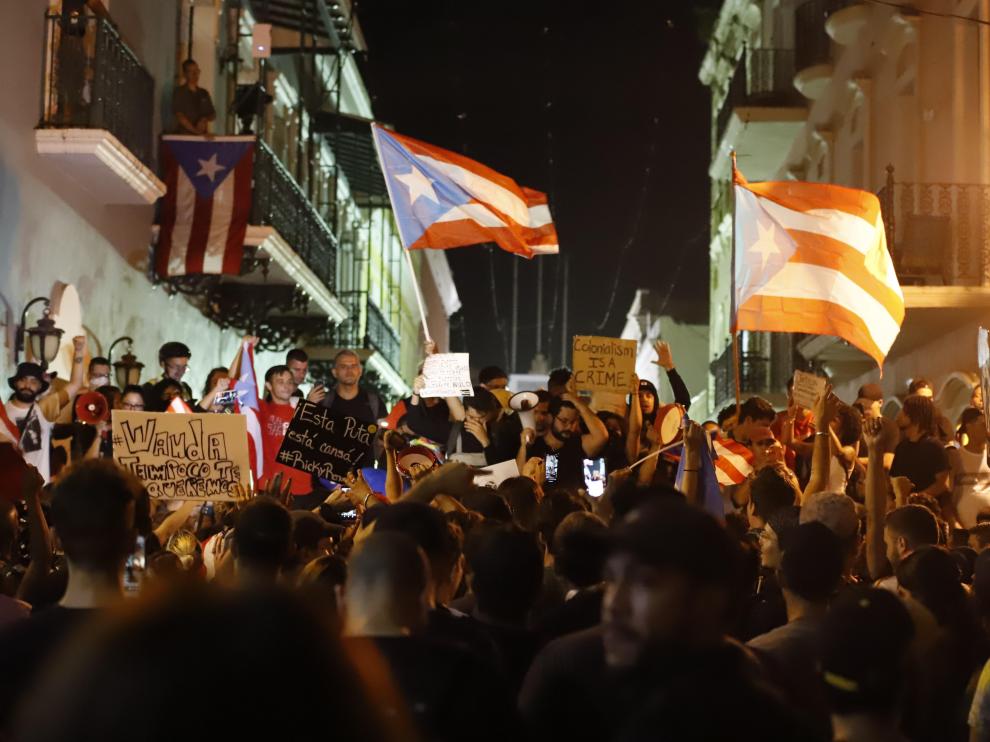 Decenas de personas participan en una protesta este martes en San Juan, Puerto Rico.