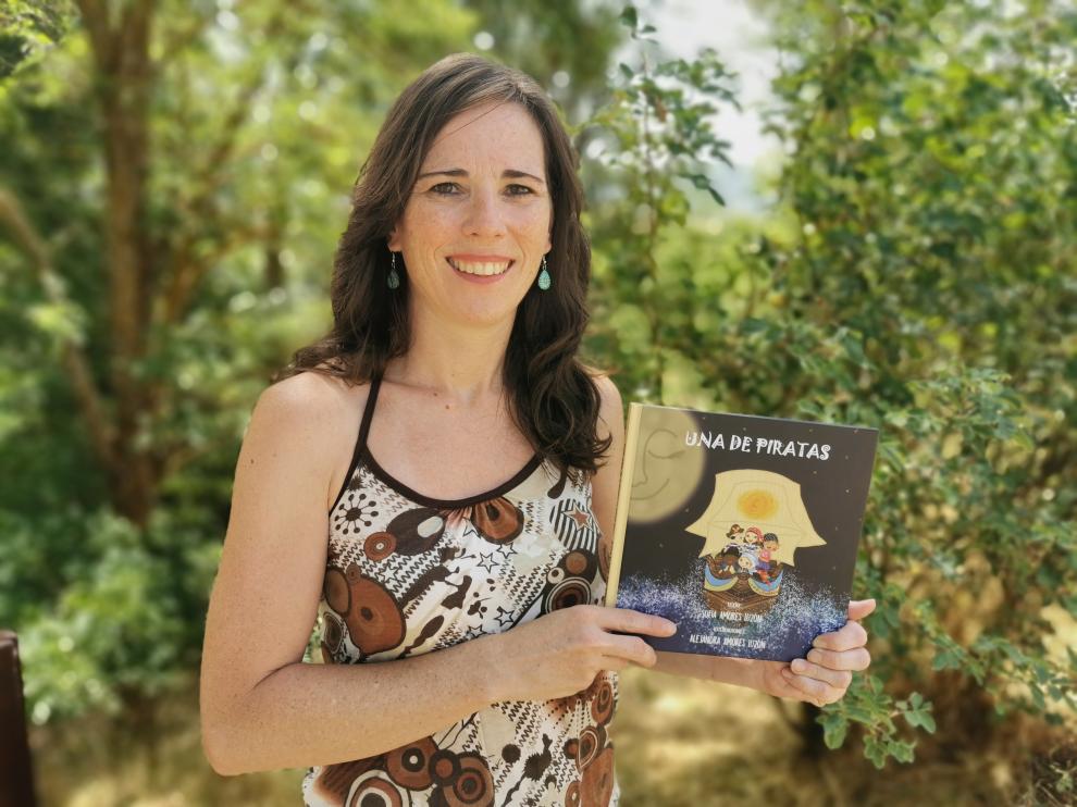 Sofía Amorós con su libro.