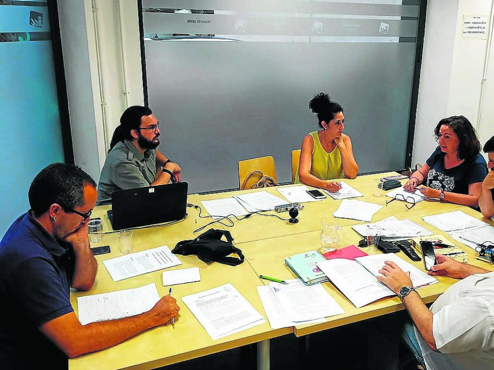 El equipo de dirección de IU-Aragón debatió el martes sobre sus exigencias programáticas.