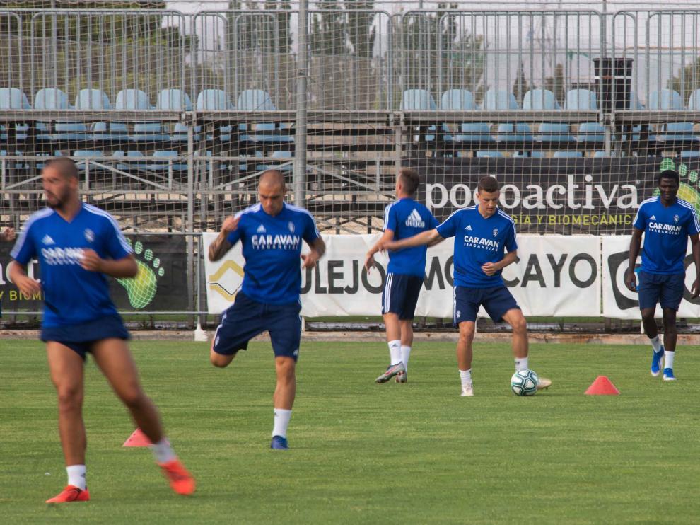 Nieto golpea el balón en un entrenamiento del Real Zaragoza.