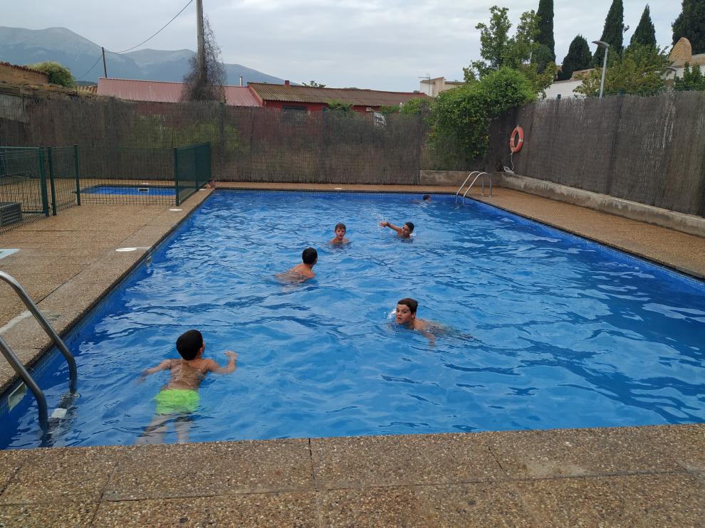 Los niños de la ludoteca visitan todas las semanas las piscinas municipales.