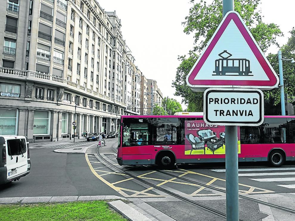 El punto conflictivo de la plaza de Aragón donde se juntan autobuses y el tranvía