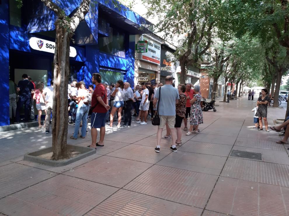 Varios abonados han acudido este jueves al club para cambiar de asiento en El Alcoraz.