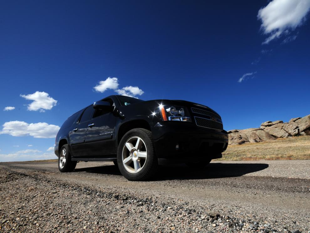 Un SUV genérico en la carretera de Colorado.