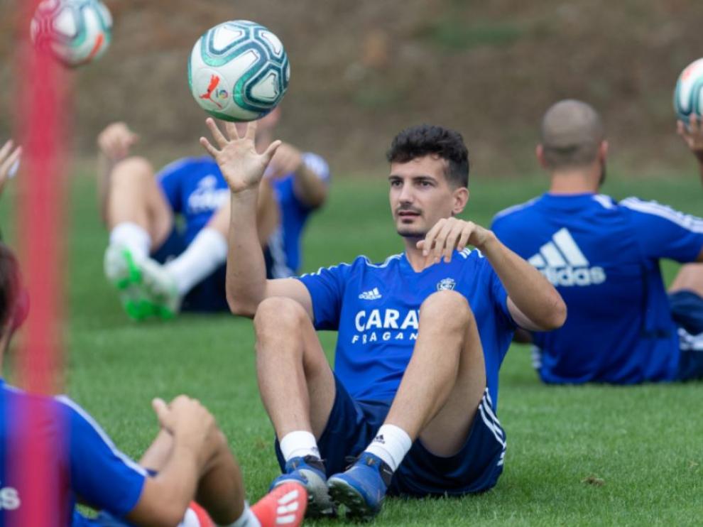 Álex Muñoz, en un entrenamiento con el Real Zaragoza la semana pasada en Boltaña.