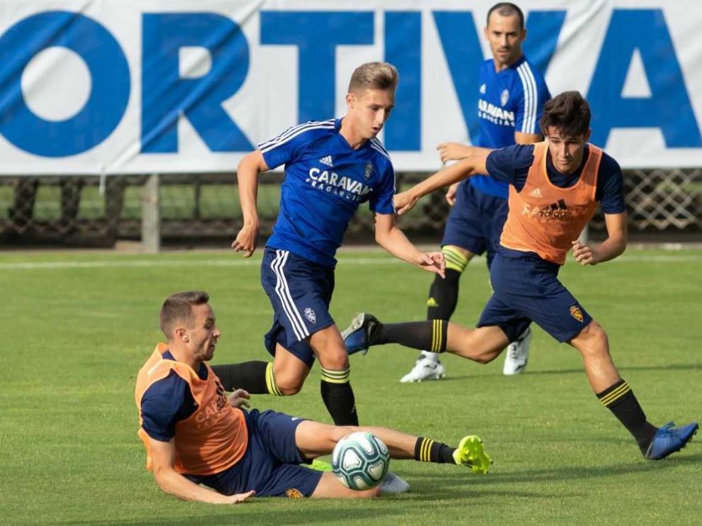 Blanco, el mejor zaragocista en el tercer bolo de verano frente al RZD Aragón, en una jugada de ataque en la primera mitad.