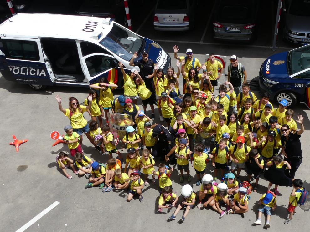 Los niños de las colonias urbanas, en la comisaría de la Policía Nacional de Teruel