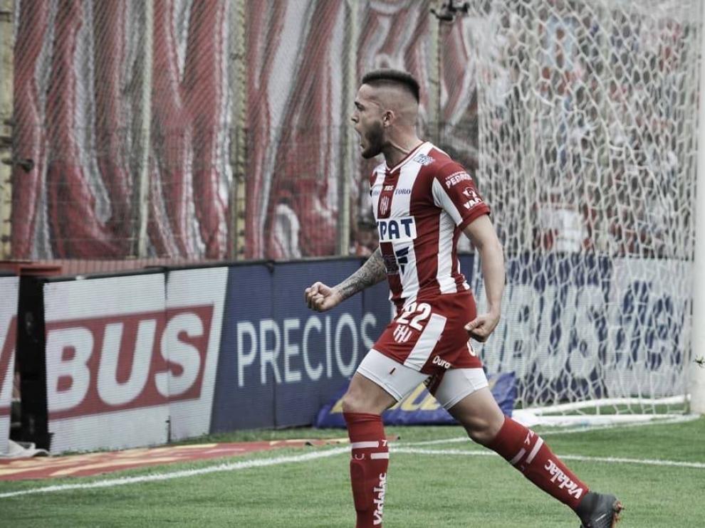 El delantero Franco Troyansky celebra un gol con la camiseta del Club Atlético Unión.