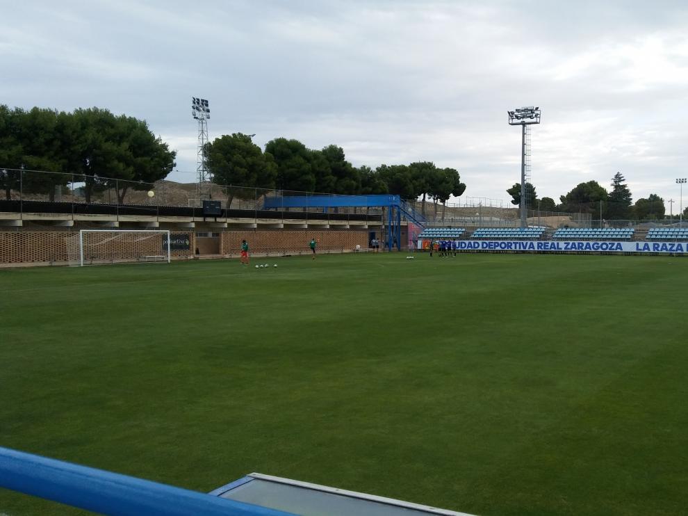 Los jugadores calientan en La Romareda momentos antes del partido entre el Zaragoza y el CDEbro.