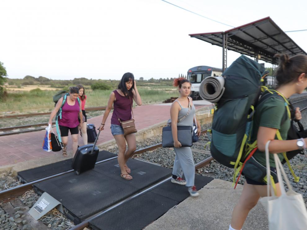 Los pasajeros tuvieron que hacer trasbordo en autobús el día 22 para continuar viaje desde Ayerbe.