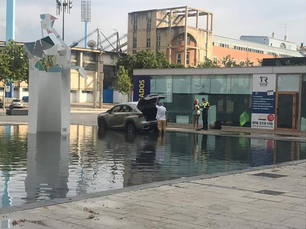 Un turista despistado acaba con su coche en una fuente en Zaragoza.