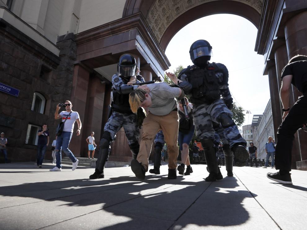 Uno de los detenidos por la Policía en Moscú.