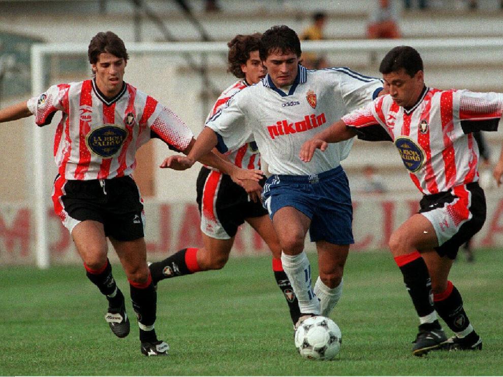 El zaragocista Acuña intenta llevarse el balón ante Nayim (entonces en el Logroñés) y el lateral Ricardo, que también jugó en el filial blanquillo.