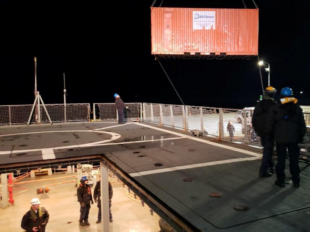 El buque de la Armada chilena "Marinero Fuentealba" se prepara para salir a contener un derrame de petróleo en el muelle de la Isla Guarello,