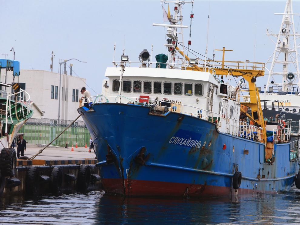 El buque retenido por Corea del Norte, atracado en el puerto surcoreano de Sokcho.