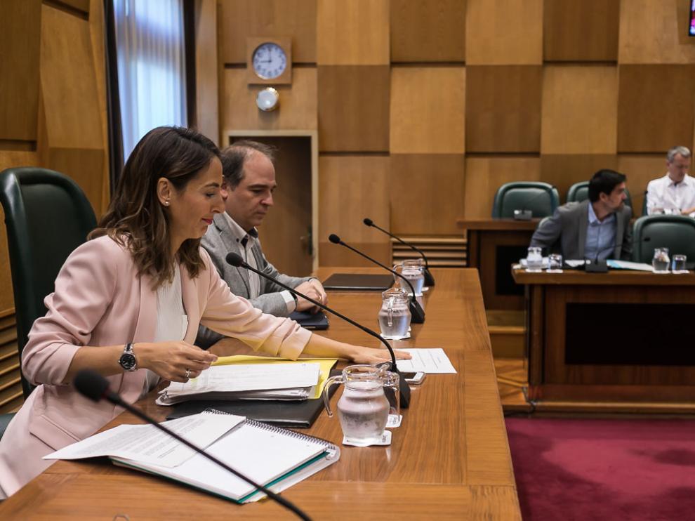 María Navarro, en primer plano, en la comisión de Hacienda de este lunes.