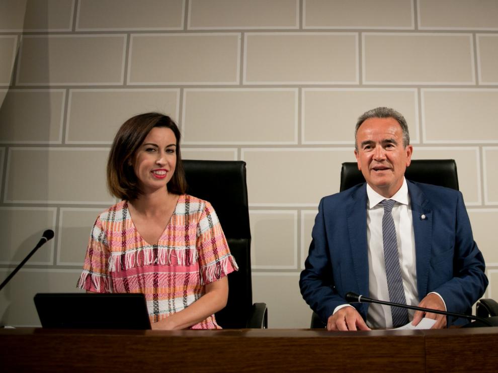 El presidente de la DPZ, junto a la vicepresidenta primera, al inicio del pleno.