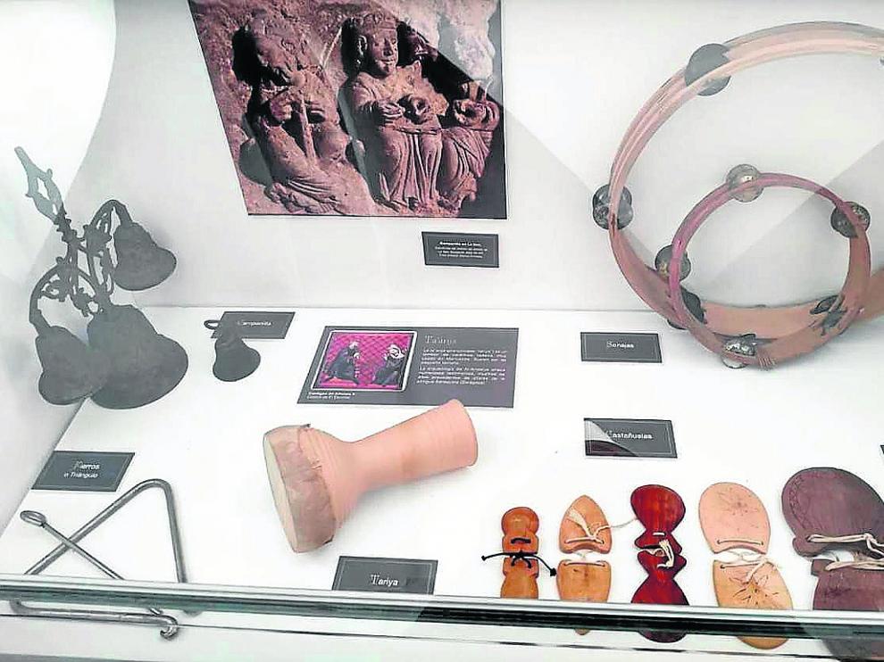 Una de las vitrinas de instrumentos y objetos que componen ‘Los Sonidos de la Imagen’.