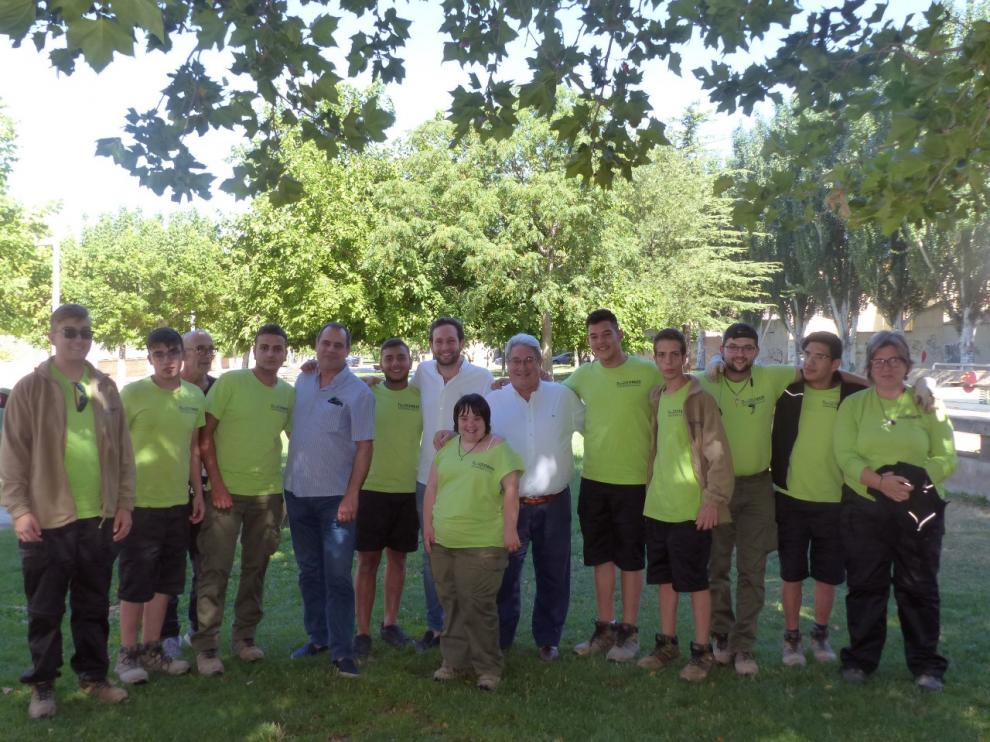 Foto de familia de los alumnos de Atades junto al alcalde de Monzón.
