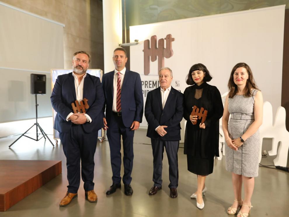 José Andrés Borau y Mon Laferte, con sus premios Pirineos Sur, junto al presidente dela Diputación y representantes de la Fundación ONCE