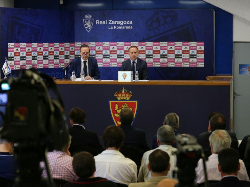 Christian Lapetra, presidente del Real Zaragoza, junto con el secretario del Consejo de Administración, Jesús López Lafuente, durante la Junta General Extraordinaria de Accionistas de la SAD de este lunes en La Romareda.