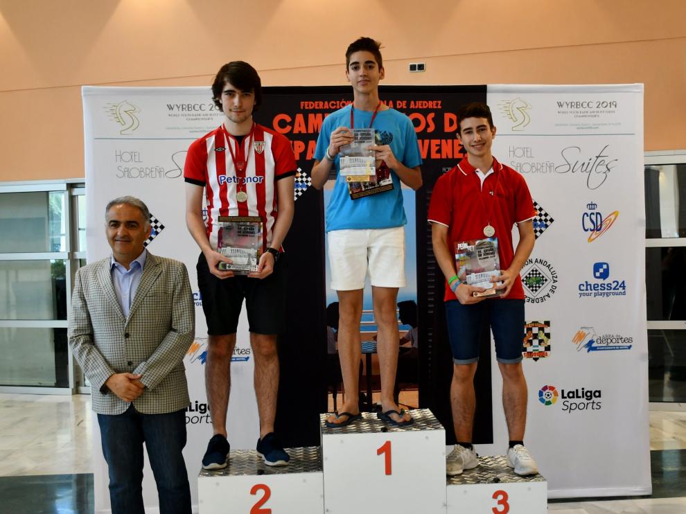 Pedro Ginés en lo más alto del podio del Nacional sub-18