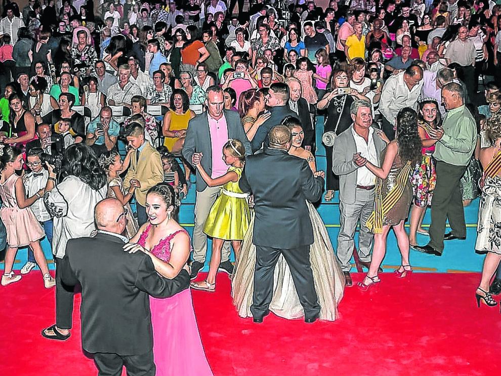 Las reinas de este año bailan en la plaza de España con los vecinos de Pedrola