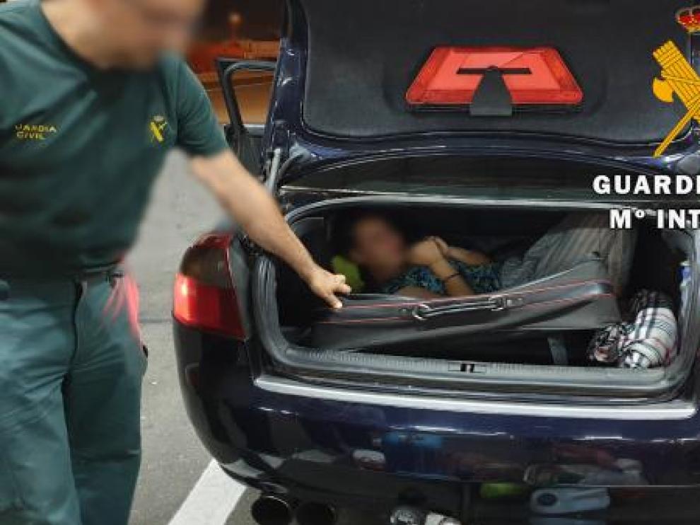 La mujer viajaba oculta en una maleta en el interior del maletero de un vehículo