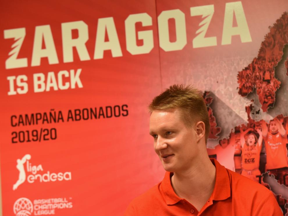 Robin Benzinga, durante su presentación este martes en el pabellón Príncipe Felipe.