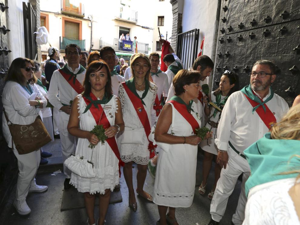 Concejales del PP entran en la iglesia de San Lorenzo con sus bandas en 2016.