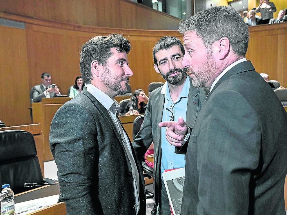 De izquierda a derecha, Nacho Escartín, Álvaro Sanz y José Luis Soro, este martes en las Cortes.
