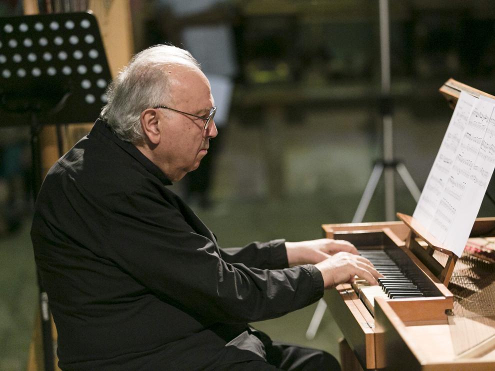 El director artístico del Festival Internacional de Música de Daroca, tocando el órgano