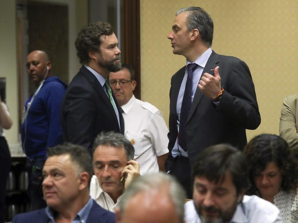 Ivan Espinosa y Ortega Smith conversan en el Congreso.