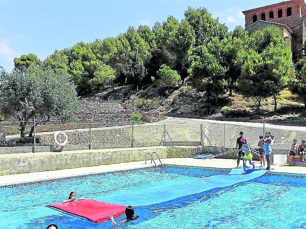 Jóvenes y niños en las piscinas de Laperdiguera.