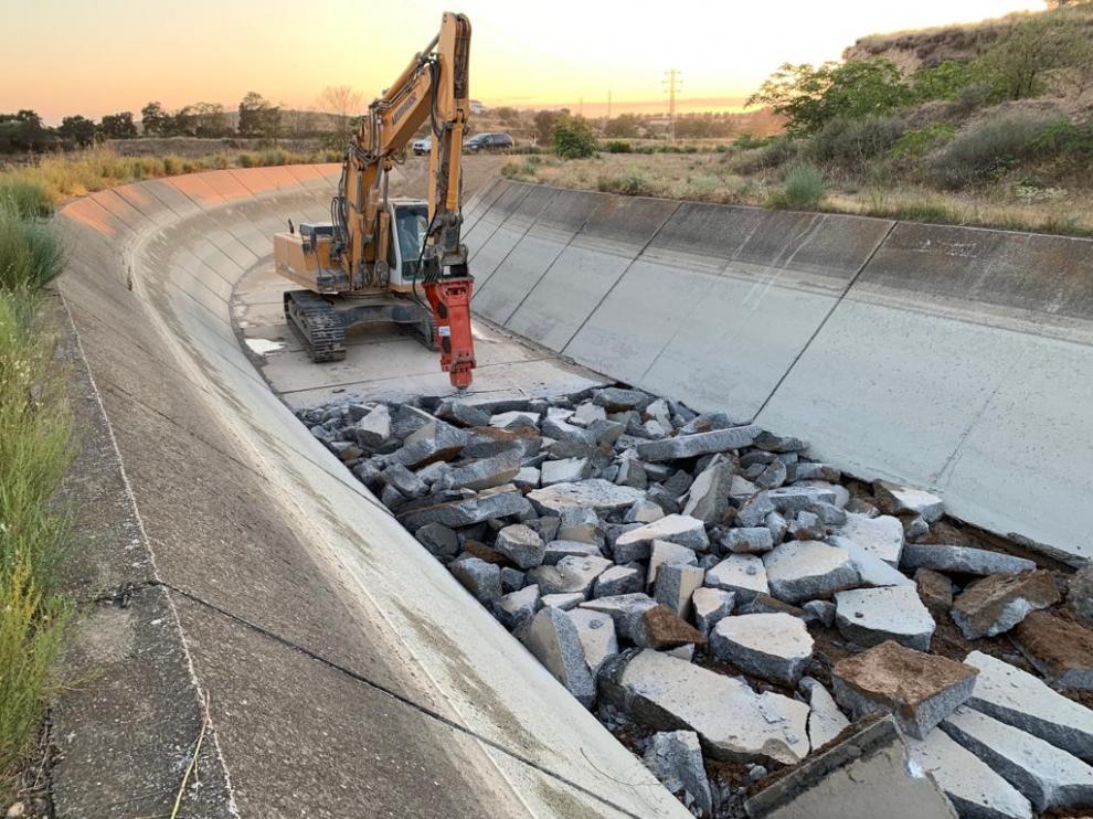 Las máquinas ya han empezado a demoler la solera del canal en el tramo de la rotura