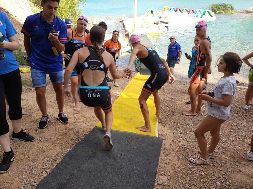 Momento del relevo en el embalse del Arquillo en Teruel