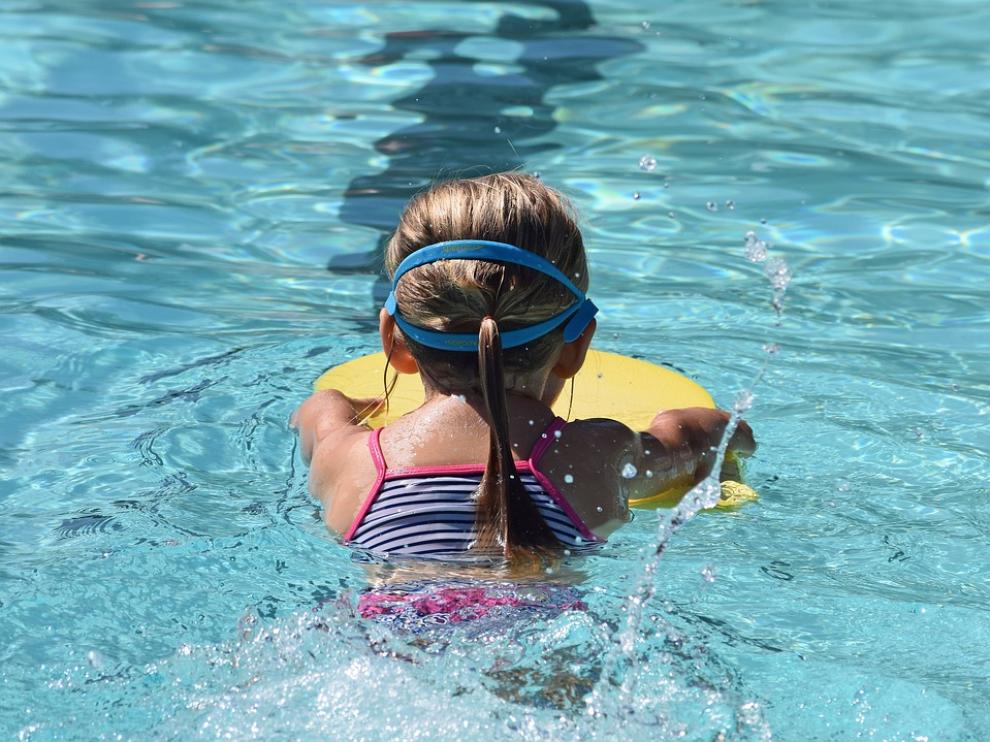 Una niña practicando natación.