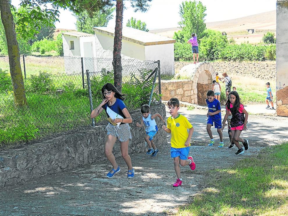 Una yincana para los más pequeños recorrió la localidad entera el martes por la mañana.