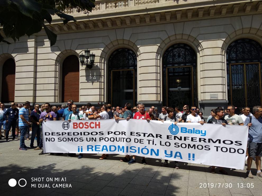 Protesta de delegados y trabajadores de BSH por el despido de dos empleados por estar de baja en la fábrica de Montañana