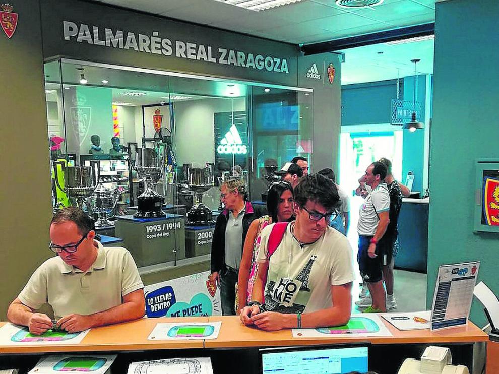 Abonados gestionando su renovación en las oficinas del club.