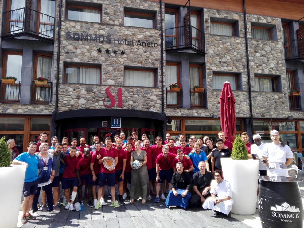 Foto de familia de la expedición azulgrana con los empleados del Sommos Hotel Aneto.