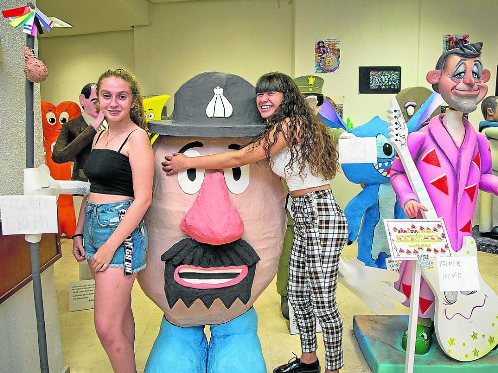 Irene Aldana y Ainhara Benedí posan con su obra, que ganó el segundo premio del concurso.