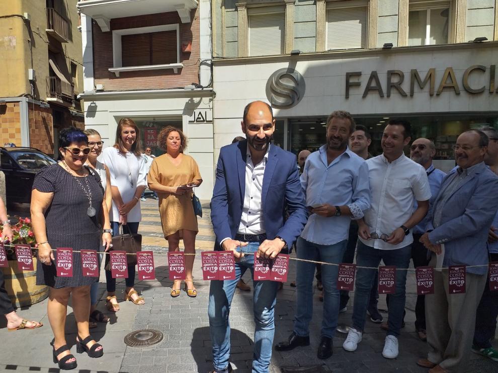Corte de cinta por parte del alcalde de Barbastro.