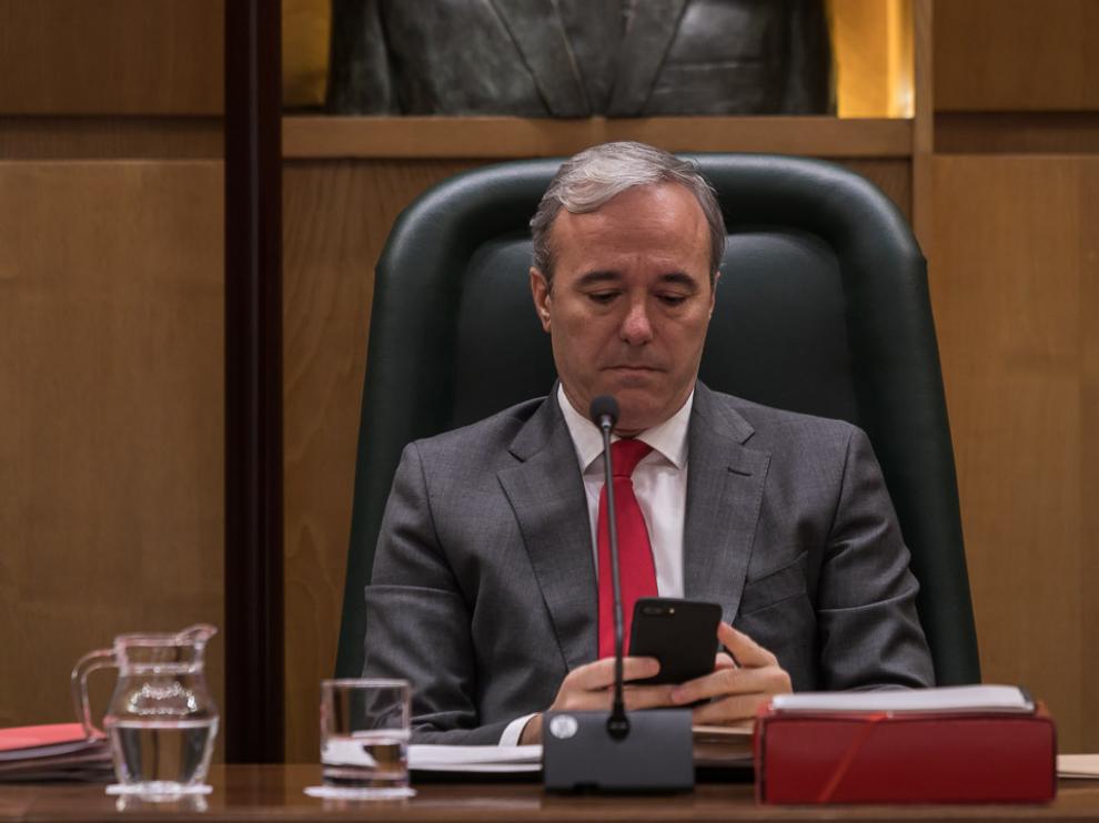 El nuevo alcalde, Jorge Azcón, durante un momento de su primer pleno como presidente de la sesión.