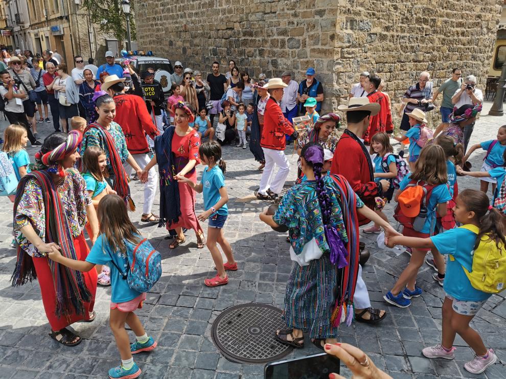 Los grupos folkóricos ofrecerán más de 50 actuaciones en distintos escenarios, que convertirán a la ciudad en un escenario con permanente actividad