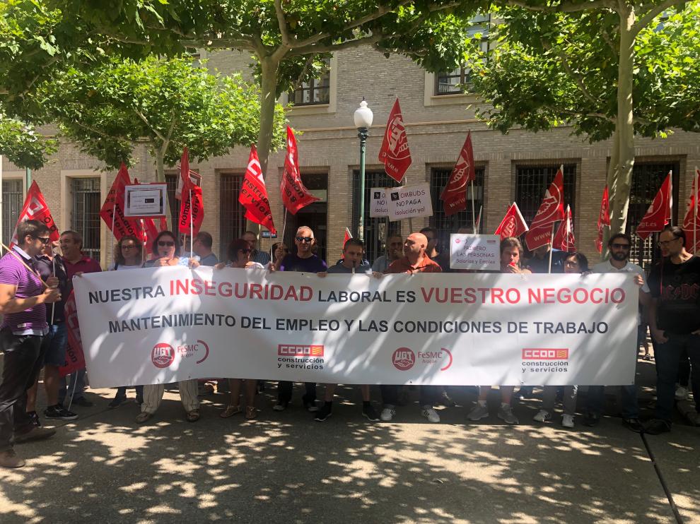 Los trabajadores de Ombuds en la protesta de este miércoles delante de la DGA.