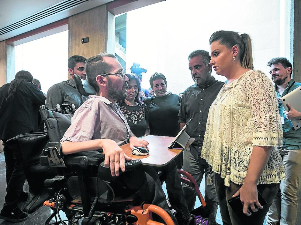 Maru Díaz y Pablo Echenique, este miércoles, en los pasillos de las Cortes de Aragón.